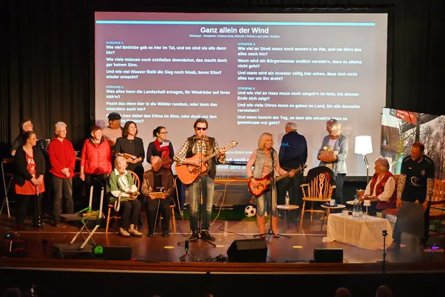 Das Abschlussbild mit allen Gästen wurde musikalisch abgerundet durch Karl-Heinz-Sterzenbach und Inga Sprünken, die einen neuen und sehr aktuellen Text zu einem Klassiker von Bob Dylan geschrieben haben. | Foto: Herkenrath