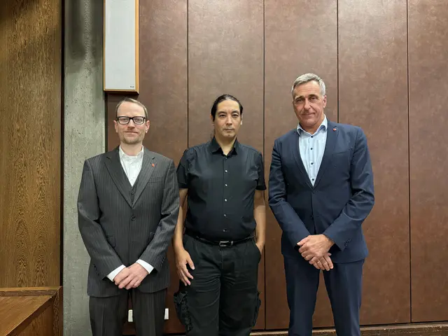Neu im Rat der Stadt Wesseling: Bürgermeister Ralph Manzke (r.) vereidigte Dr. Aron Gabriel (M.) und Simon Gust in der Sitzung am 13. Oktober als Ratsmitglieder. | Foto: Stadt Wesseling