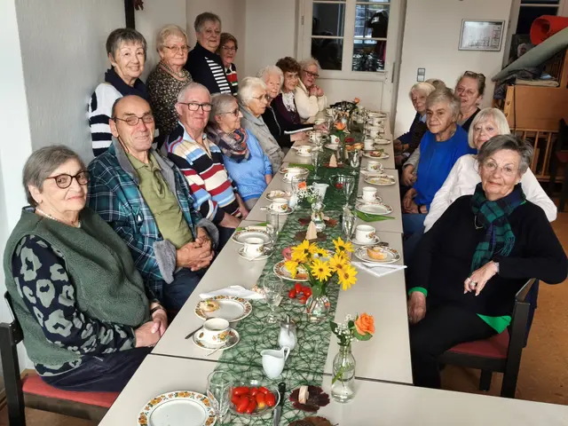 Links stehen von vorne nach hinten die Organisatorinnen Margret Lipus, Josephine Hoffmann (Vertretung), Roswitha Lotz und Elisabeth Fischer. Nicht auf dem Bild ist Marlene Flimm, sie gehört ebenfalls zu dem Organisationsteam.  | Foto: Kerstin Rottland/pp
