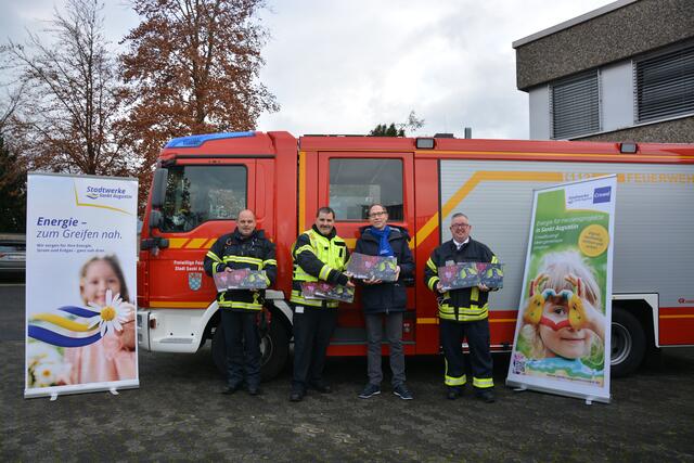 Marcus Lübken (2.v.re.) überreichte die Adventskalender an Christian Reinprecht, Herbert Maur und Sascha Lienesch. | Foto: Feuerwehr