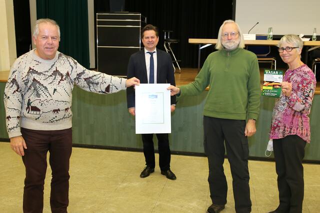 Bürgermeister Ulrich Stücker (2.v.l.) dankte Mitgliedern der Steuerungsgruppe Fairtrade für ihren ehrenamtlichen Einsatz: Barbara Degener, Ralf Herbert Puhl (l.) und Jürgen Körber.  | Foto: Christian Melzer