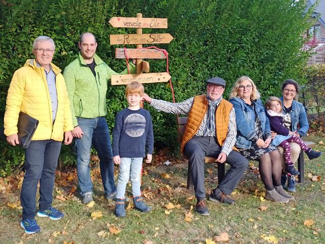 Eine Oase der Ruhe mitten im Dorf: Georg Thusek, Martin Link, Gottfried Düx, Ute Trimpert und Sarah Schwarz (von links) stellten die Kardorfer Schwaadebank vor. | Foto: Frank Engel-Strebel