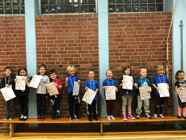 Die Kinder freuten sich über ihre Medaillen und Urkunden: Sie hatten zuvor die Prüfung für das Kinderturnabzechen des DTB bestanden. | Foto: SSK Kerpen
