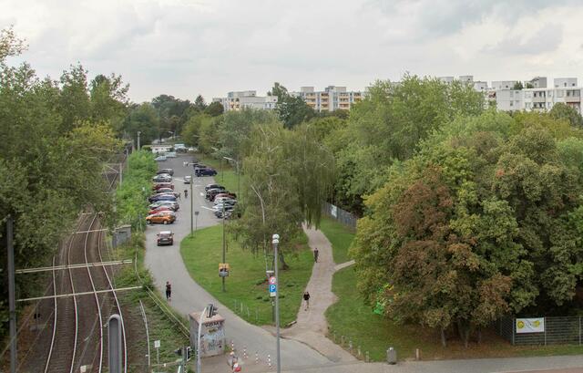 Parkplatz und Grünanlage zwischen City Center und Berger Brücke sollen in eine Art „Central Park Porz“ umgewandelt werden.  | Foto: Axel König