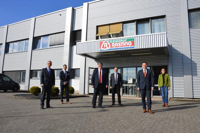 Vertreter der Stadt um Bürgermeister Holger Jung (2.v.r.) und der Firma Rasting um Geschäftsführer Wolfgang Ehret (3.v.l.) stellten Anfang der Woche die Pläne zum Neubau des Unternehmens im Unternehmerpark Kottenforst vor.  | Foto: jld