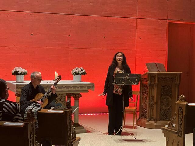 Sängerin Esther Lorenz und Gitarrist Peter Kuhz vermochten in der neuen Manheimer Kapelle zu begeistern. | Foto: Lambertz