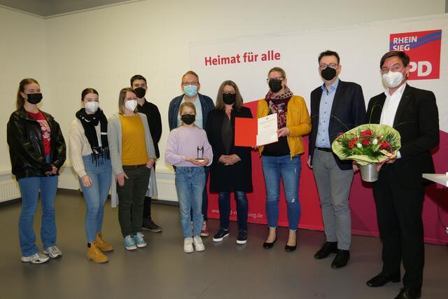 Auch das Theaterprojekt „Hotti on stage“ konnte in der Kategorie „Kunst- und Kulturprojekte für Kinder und Jugendliche“ einen Preis mit nach Hause nehmen und wurde vom SPD-Vorsitzenden Sebastian Hartmann und dem Sankt Augustiner SPD-Vorsitzenden Denis Waldästl (v.r.) geehrt.