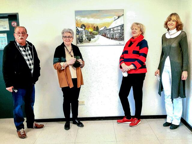 Heinz Gerd Pahl (Lions Club), Ellen Baltea (Ehrenamtliche des Generationen-Cafés), Heidrun Kewald Draschka (Lions Club) und Künstlerin Rosemarie Hüttemann (v.l.). | Foto: Stadt Lohmar