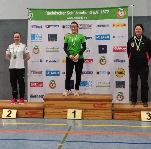 Sarah Götter (Bildmitte) wurde Landesmeisterin in der Recurve Damenklasse und qualifizierte sich für die Deutsche Meisterschaft. Dort erreichte sie einen starken 19. Platz.