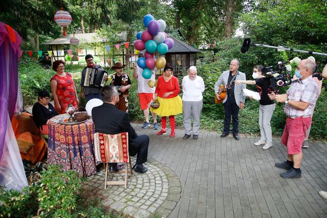Mit Eifer waren alle Darsteller bei der Sache, wie hier beim Dreh der Szene mit Graf Alessandro bei der Wahrsagerin. | Foto: Detlef Szillat