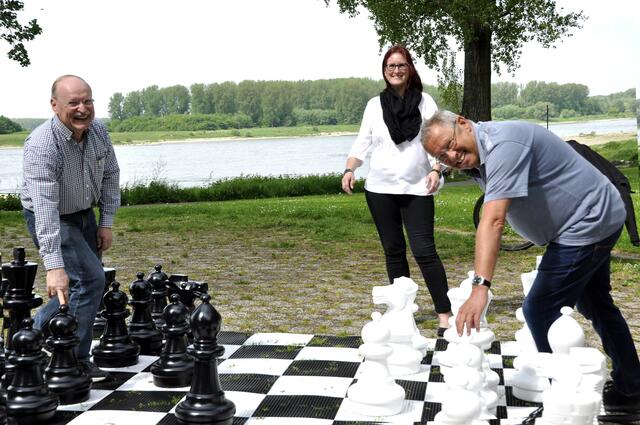 Udo Bayer vom Schachverein Springer 70 (von links)“, Bezirksbürgermeisterin Michaela di Padova und Heinz Gladbach, Vereinsvorsitzender „Leben in Hitdorf , freuen sich über  die neue Freizeitattraktion.     | Foto: Stadt Leverkusen