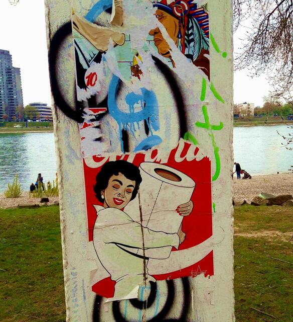 „Liebe in Zeiten von Corona“ ist eines der Bilder zur Corona-Pandemie betitelt.