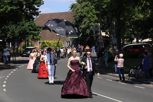 Ein Höhepunkt des Sinthener Maifestes ist der große Umzug zu Ehren des Maikönigspaares durch den Ort.