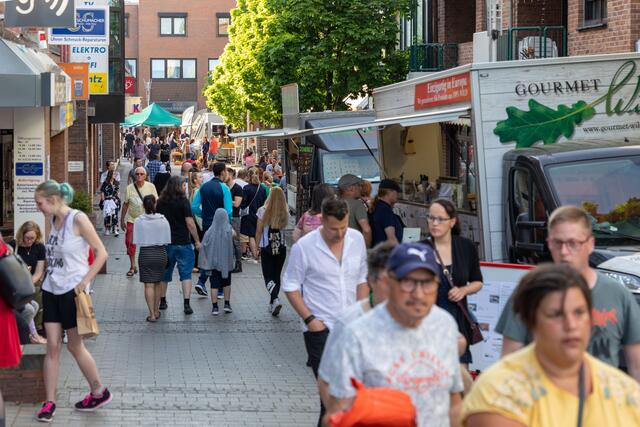 Zahlreiche Besucher freuten sich über die Angebote beim Streetfood-Festival am Neuen Markt.
