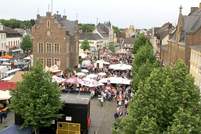 Auf dem Lechenicher Marktplatz warten zum Bürgerfest am Mittwochabend und an Fronleichnam ein buntes Programm und viele Angebote auf die Besucher - auch in den verkaufsoffenen Geschäfte der AHAG. | Foto: Archiv