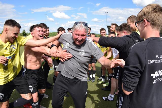 "Seine" Jungs ließen ihn nach seinem letzten Heimspiel als Trainer noch einmal durch ein Spalier laufen und feierten ihn. | Foto: Düster
