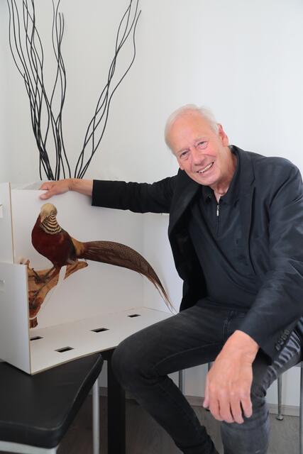 Rainer Pause mit Goldfasan, einem Geschenk des LVR-Museums.