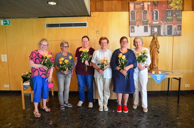 Hiltrud Bennemann, Inge Kolfenbach, Katharina Beschoner, Ursula Voll, Annika Beschoner und Olymia Kiss (v.li.) wurden in ihren Vorstandsämternb wiedergewählt. | Foto: kfd