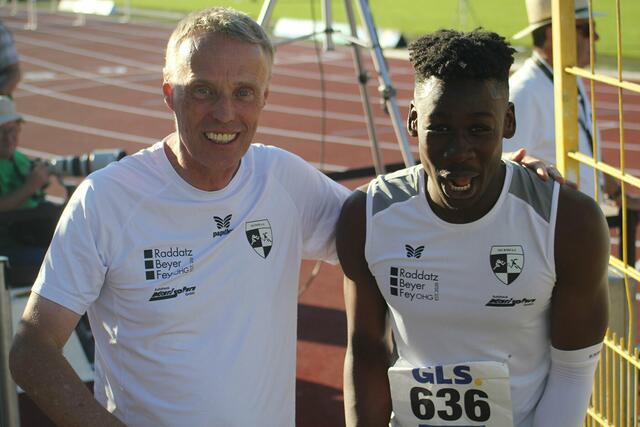 Chidiera Onuah (r.), hiert mit Trainer Benno Eicker,   fährt mi einer neuen Deutschen Jahresbestleistung als Deutscher Meister zu den Weltmeisterschaften nach Cali (Kolumbien).  | Foto: THC Brühl