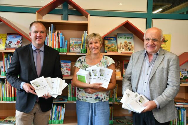 Freuen sich über druckfrische Exemplare: (v.l.) Bürgermeister Dirk Breuer, Stadtbüchereileiterin Barbara Hoevls und Dr. Rolf Meier. | Foto: Pütz