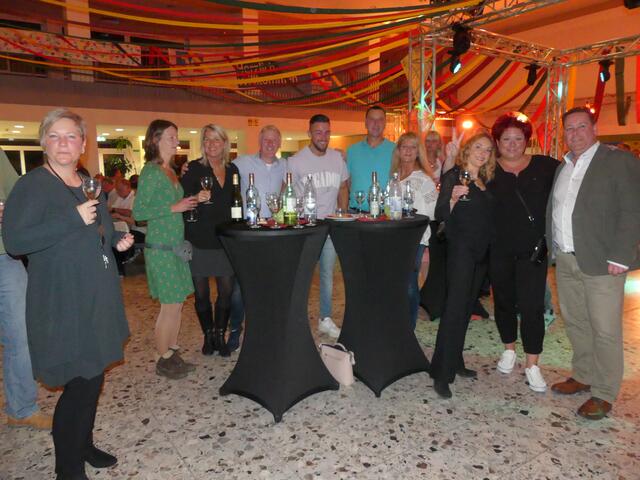 In fröhlicher Runde einen netten Abend mit leckerem Wein verbringen, das gefiel den Besuchern außerordentlich gut.  | Foto: Gast