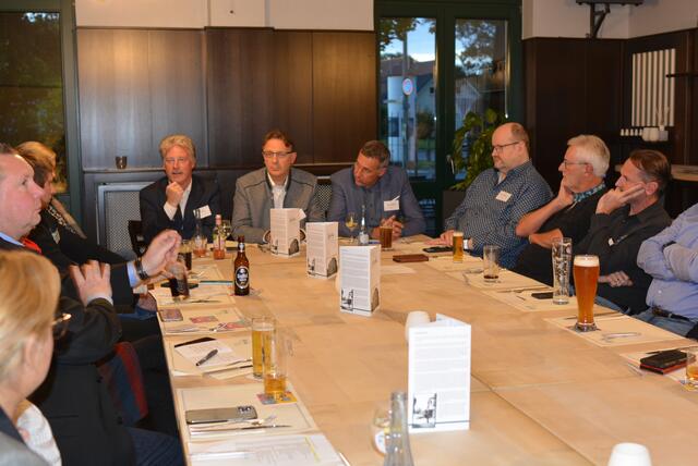 Stellten den Wesselinger Unternehmern ihre Ziele vor: (v.l.) Olaf Krah (CDU), Elmar Gillet (Die Grünen), Ralph Manzke (SPD). | Foto: Brodüffel