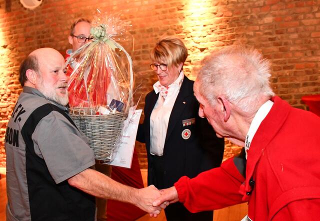 Besonders herzlich fiel bei der Gratulationscour der Händedruck zwischen Rotkreuz-Schatzmeister Johann Beul (93) und Hans Joachim Gerlitz aus. Beide haben Zeit ihres Berufslebens für die Stadt Mechernich gearbeitet.  | Foto: Manfred Lang/pp/Agentur ProfiPress