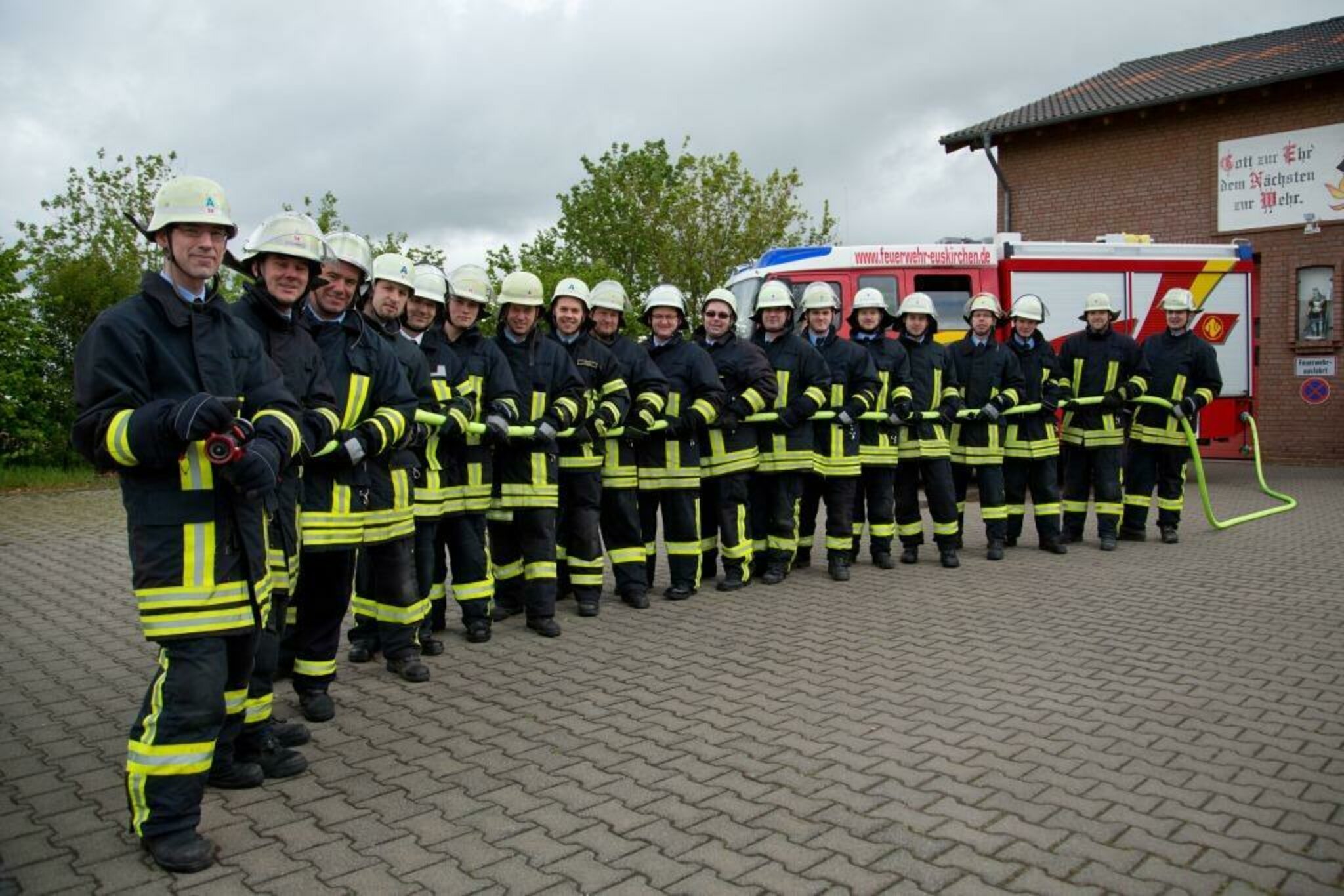 Kirmes in Palmersheim: 4000 Reibekuchen und „Freche Früchtchen“ - Stadt ...
