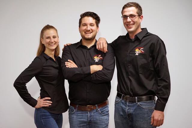 Prinz Marcello I. (Barth), Bauer Kevin (Weber) und Jungfrau Sina (Merdon) freuen sich, dass sie in der kommenden Session das Dreigestirn stellen .  | Foto: Fidele Sandhasen
