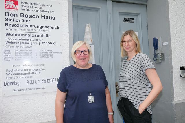 Kirsten von der Wall und Silke Tesch von der „Wohnungslosenhilfe“ des SKM bieten jeden Tag eine offene Sprechstunde im Don-Bosco-Haus an.  | Foto: Woiciech