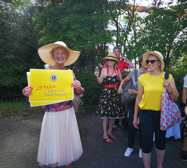 Lions-Gründungspräsidentin Anke Riefers (l.) freute sich über das Jubiläum. | Foto: Lions Club Sankt Augustin