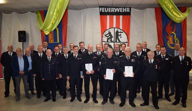 Gruppenbild mit allen Geehrten: Unter anderem konnte Bürgermeister Ulf Hürtgen (2.v.r.) bei der diesjährigen Feuerwehr-Jubilarehrung in der Schützenhalle Rövenich insgesamt 23 Feuerwehrleute für 25, 35, 40, 50 und sogar 70 Jahre Treue zur Feuerwehr auszeichnen.  | Foto: Stadt Zülpich / Torsten Beulen
