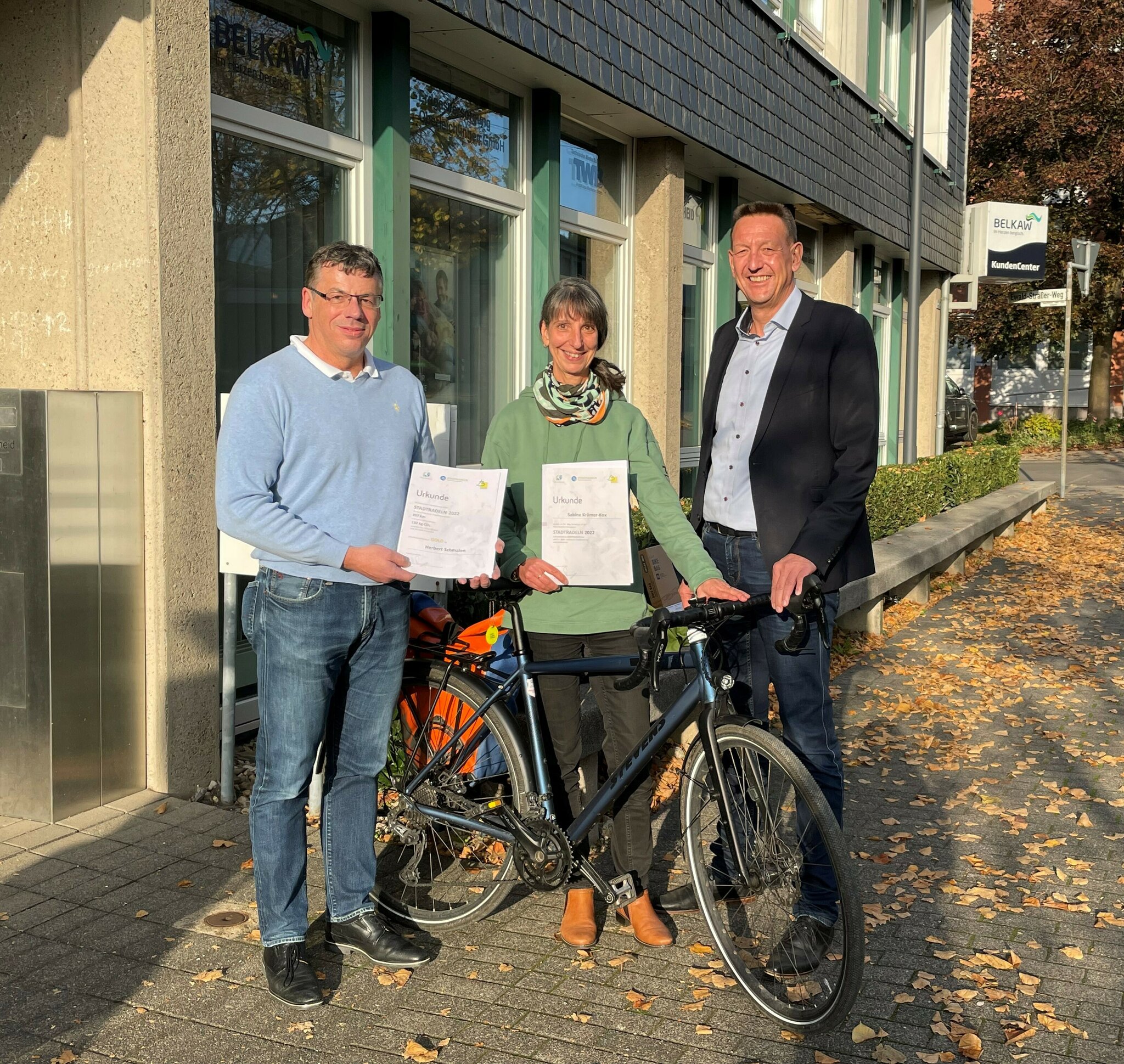 Gewinnübergabe in Burscheid: Urkunden für die Stadtradel-Gewinner ...