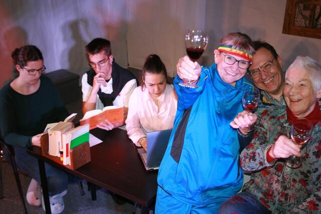 Den sympathischen Generationenkonflikt „Wir sind die Neuen“ bringt Szene 93 auf die Kleine Bühne in Liblar. | Foto: Szene 93