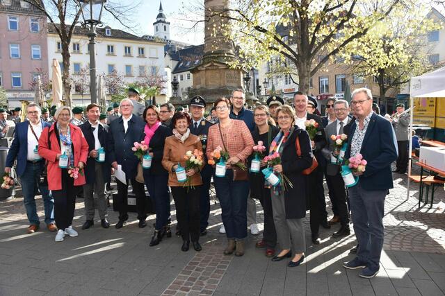 Das Foto zeigt den Auftakt der diesjährigen Haus- und Straßensammlung auf dem Siegburger Marktplatz , mit Landrat Sebastian Schuster, Vorsitzender der Kreisgruppe des Volksbunds Deutsche Kriegsgräberfürsorge, im Kreise prominenter Sammler*innen für die Kriegsgräberfürsorge und Friedensprojekte. | Foto: Rhein-Sieg-Kreis