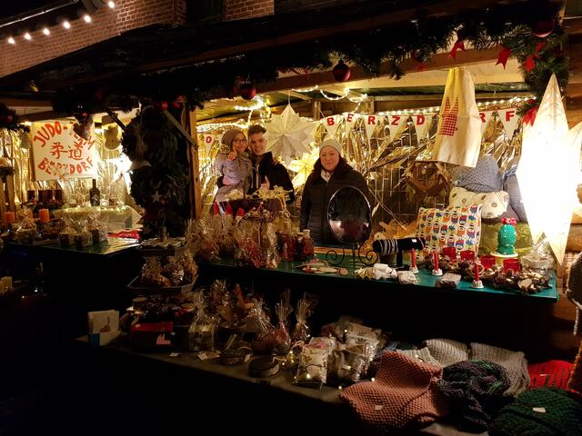 Zwei Tage findet der Weihnachtsmarkt in Berzdorf statt - zur Tradition gehört viel Handwerkliches, welches angeboten wird.  | Foto: Daniel (Quelle)