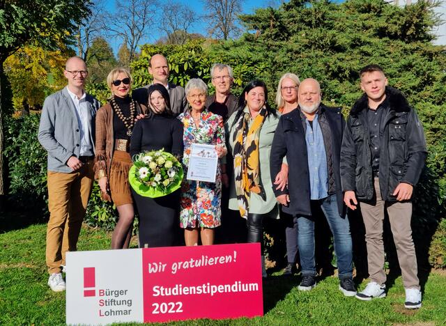 Sie strahlen mit der Sonne um die Wette – die Stipendiatin und ihre Gratulant*innen. (v.l.n.r) Jahrgangsleiter Alexander Neufeld, Stiftungsvorsitzende Renate Krämer, Stipendiatin Gina Berndt, Schulleiter Thiemo Heidelbach, Geschäftsführerin Gabriele Willscheid, Vorstandsmitglied Prof. Dr. Franz Wingen, Anja Berndt, Bürgermeisterin Claudia Wieja, Frank Bernd und Yannik Averdung.  | Foto: Bürgerstiftung