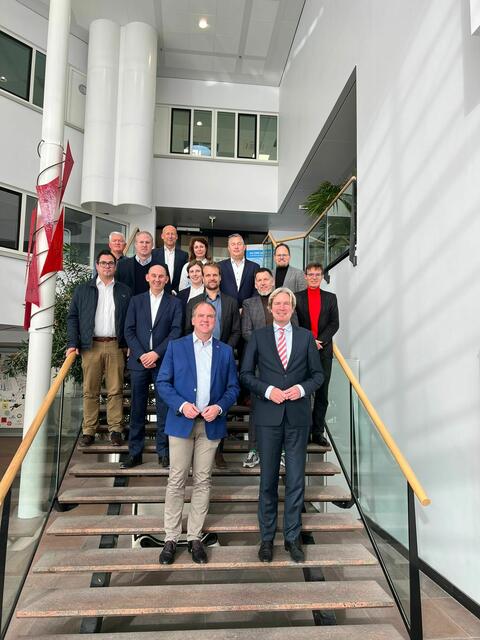 Nissewaards Bürgermeister Foort van Oosten (erste Reihe rechts) begrüßte Bürgermeister Dirk Breuer (erste Reihe links) sowie alle Beteiligten der Fachexkursion.  | Foto: Stadt Hürth