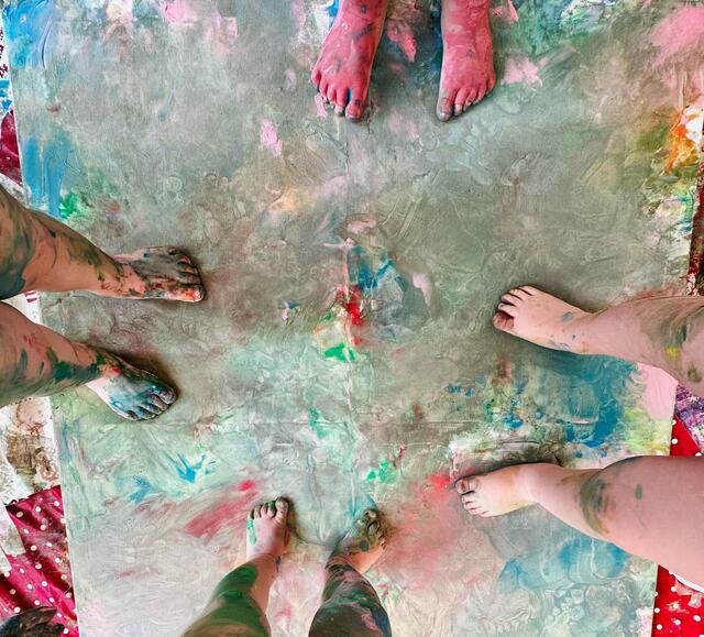 Nicht mit Füßen getreten, sondern mit Füßen kreiert: Kunstwerke der Nachwuchskünstler.  | Foto: Hansestadt Wipperfürth/Robin Radermacher