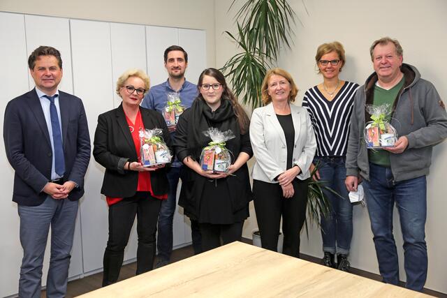Bürgermeister Ulrich Stücker (l.) dankte den Mitgliedern der Dorfjury: Ulrike Benninghoff, Sebastian Irle, Veronika Schulz, Silvia Böhnke, Corinna Kawczyk und Hans-Jörg Stoffel.  | Foto: Christian Melzer