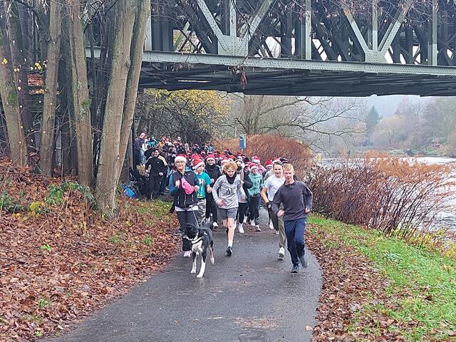 „Weihnachtsmütze auf und laufen“, damit setzten die Schülerinnen und Schüler der Gesamtschule Windeck, am Standort Herchen, ein Zeichen für ihren Wunsch nach Frieden in der Welt. 
                                                                                        | Foto: Sylvia Schmidt