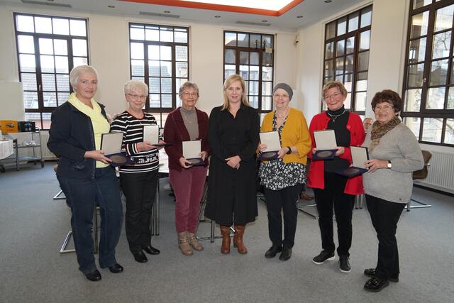 Ehrengabe_Seniorentreffs: Bürgermeisterin Susanne Stupp (M.) übergab die Ehrengabe der Stadt Frechen an Dorothea Schmitz (v.l.n.r.), Ursula Förster, Ursula Sabisch, Karin Litzinger, Helga Reinwald und Gisela Leistikow. | Foto: Stadt Frechen