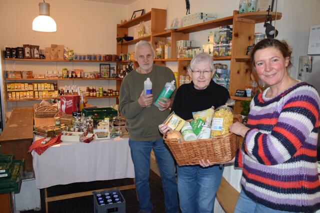 Simone Scharbert, Karin und Klaus Rhode sowie die anderen Helferinnen aus dem aktiven Team sorgen für jede Menge „Köttinger Dorfleben“ - um sich mit dem Wichtigsten zu versorgen und persönliche Kontakte zu pflegen. | Foto: Düster