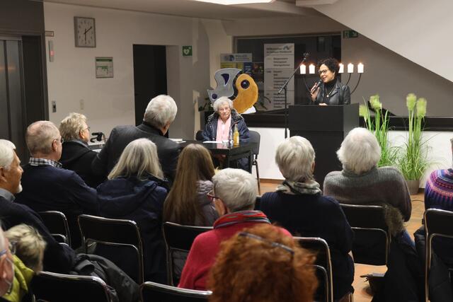 Marion Reinecke (r.) begrüßt die Zeitzeugin Tamar Dreifuss (l.) 		 | Foto: Michael Kupper