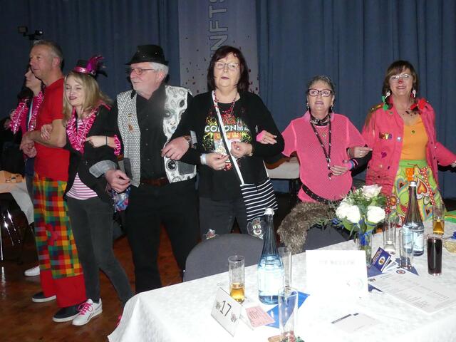 Wenn das Schunkeln zum Durchschnaufen beiträgt - dann hat die Narrenzunft ein raderdolles Programm zu bieten. | Foto: Gast