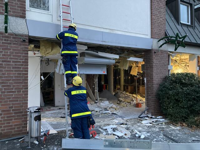 In der Nacht zu Heiligabend 2021 wurde die Filiale Liblar der Kreissparkasse Köln gesprengt. Der Sachschaden war erheblich. Aus weiteren Angriffen zieht die Sparkasse Konsequenzen. | Foto: THW Brühl