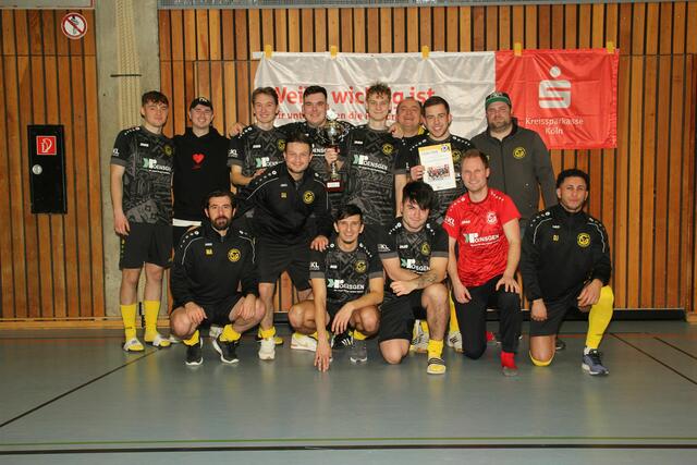 Siegreich bei der ersten Hiero Brühl Hallenfußballmeisterschaft: Die Sportler des FC Viktoria 1911 Gruhlwerk.  | Foto: Tobias Gonscherowski