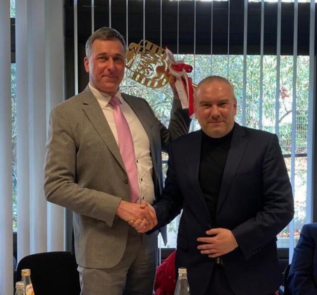 Es war für beide ein Premiere im Fasteleer: Sascha Potreck als Prinz, Ralph Manzke als Bürgermeister. Bei der Schlüsselrückgabe gab es viel lobende Worte für die Session. | Foto: Stadt Wesseling