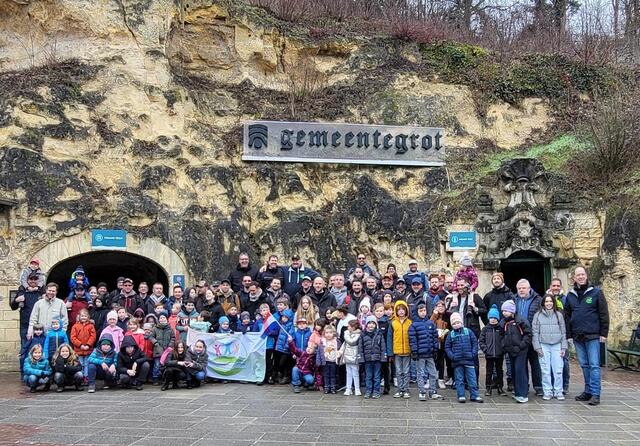 Insgesamt 110 Teilnehmende zählte der Vater-Kind-Kreis Kerpen bei seinem jüngsten Ausflug, der die gut organisierte Gruppe über die Grenze in die Niederlande führte. | Foto: Lemper