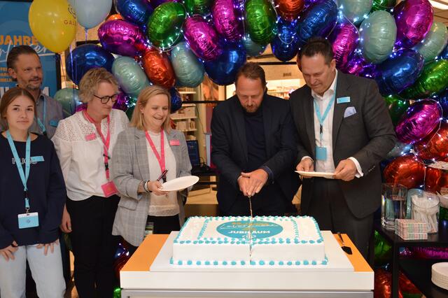 Noch im Herbst 2022 feierte Galeria Kaufhof das 50 -jährige Jubiläum in der Leverkusener Filiale.  | Foto: Ursula Willumat